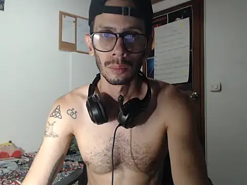 Snapshot of alisterxxx chatting on 07.14.26 alisterxxx online show from 07.14.26