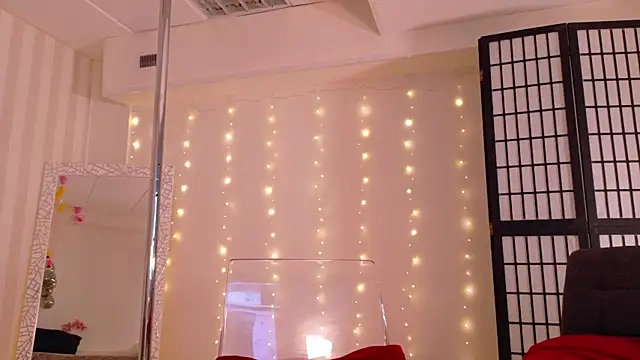 girl nextd00r online show from 03.14.25