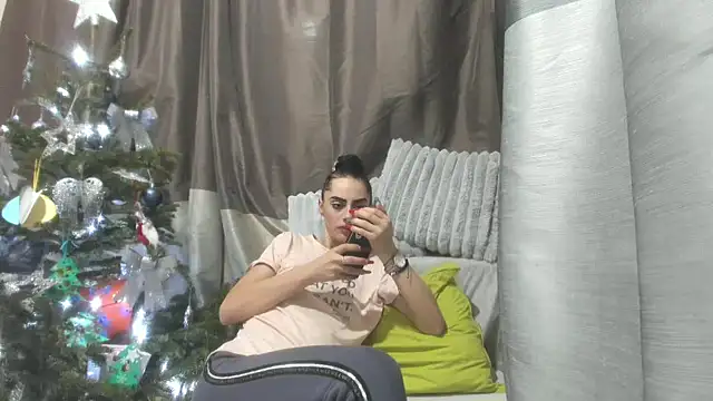 Snapshot of jessystarr chatting on 12.19.25 jessystarr online show from 12.19.25