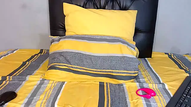 YoungRose18 online show from 02.28.25