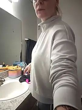 Snapshot of HollyTattoo chatting on 01.22.25 HollyTattoo online show from 01.22.25