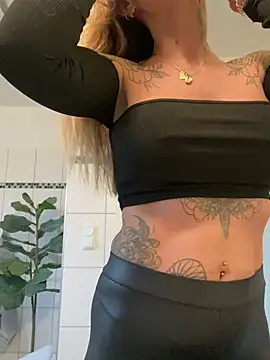 Snapshot of Etwas_neugierig chatting on 12.10.24 Etwas neugierig online show from 12.10.24