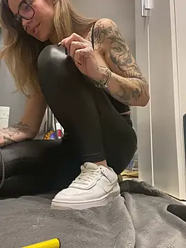 Snapshot of Etwas_neugierig chatting on 01.28.25 Etwas neugierig online show from 01.28.25