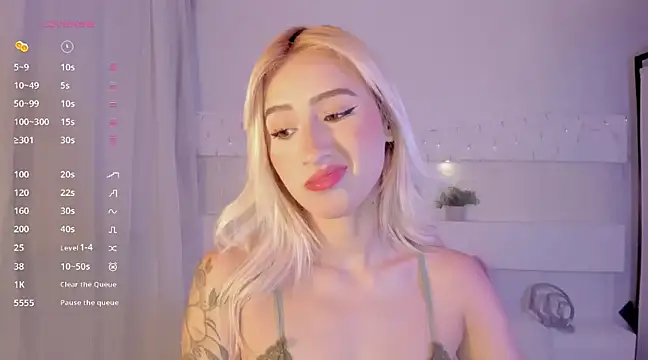 Snapshot of AshleyRoys chatting on 01.12.25 AshleyRoys online show from 01.12.25