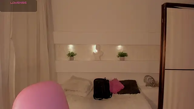 Snapshot of AshleyRoys chatting on 03.10.25 AshleyRoys online show from 03.10.25