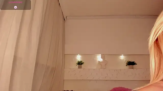 Snapshot of AshleyRoys chatting on 03.15.25 AshleyRoys online show from 03.15.25