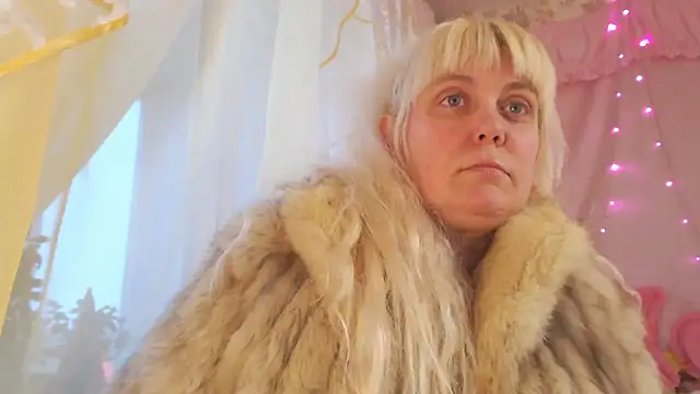 Snapshot of SunnySylvia chatting on 02.18.26 SunnySylvia online show from 02.18.26