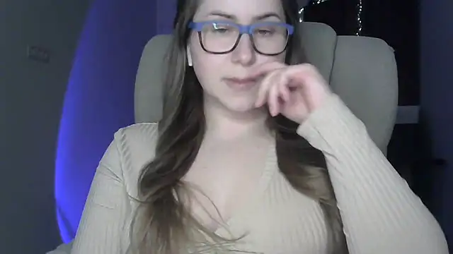 Snapshot of SeasonalSomeone chatting on 04.22.26 SeasonalSomeone online show from 04.22.26