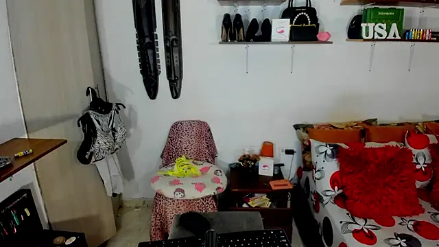 Snapshot of sashasweethot chatting on 01.10.25 sashasweethot online show from 01.10.25