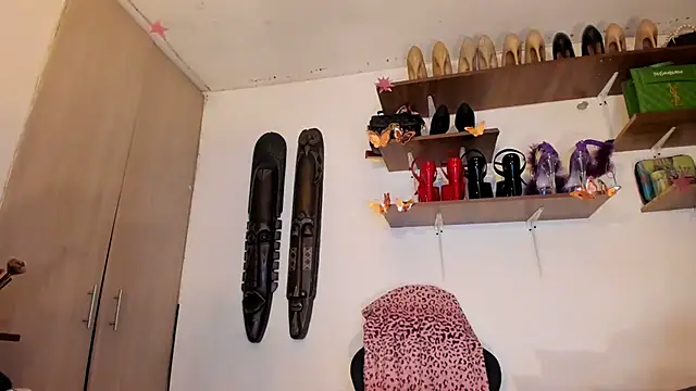 Snapshot of sashasweethot chatting on 10.10.25 sashasweethot online show from 10.10.25