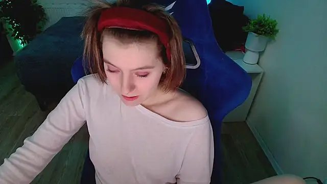 Snapshot of CranberryHot chatting on 12.15.25 CranberryHot online show from 12.15.25