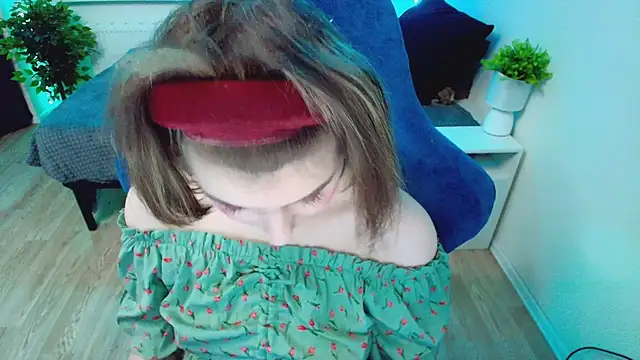 Snapshot of CranberryHot chatting on 12.19.25 CranberryHot online show from 12.19.25