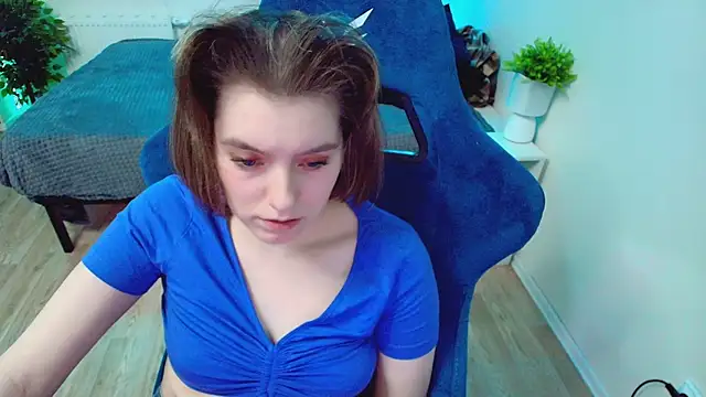 Snapshot of CranberryHot chatting on 12.19.25 CranberryHot online show from 12.19.25