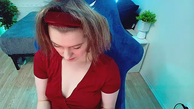 Snapshot of CranberryHot chatting on 12.20.25 CranberryHot online show from 12.20.25