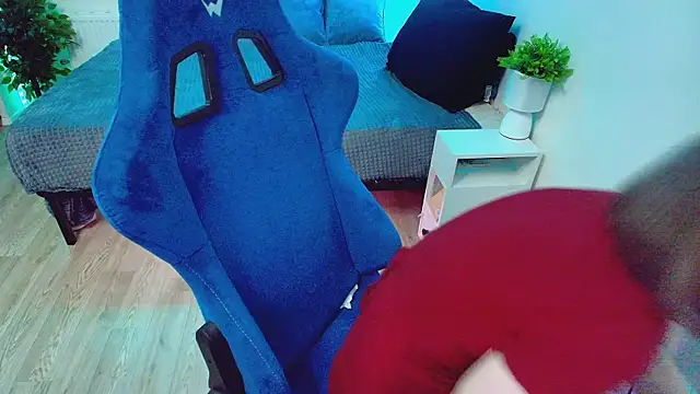 Snapshot of CranberryHot chatting on 12.21.25 CranberryHot online show from 12.21.25