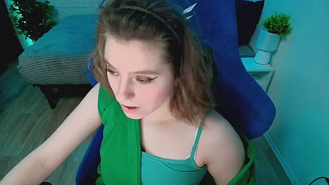 Snapshot of CranberryHot chatting on 04.19.26 CranberryHot online show from 04.19.26