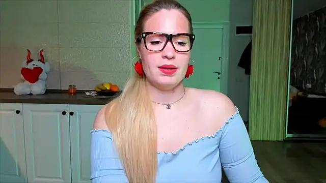 HotTiffani online show from 11.23.25