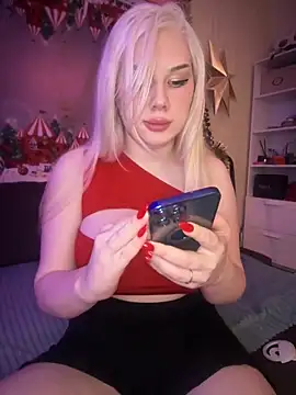 LaraHollywood online show from 12.15.24