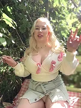 LaraHollywood online show from 09.18.25