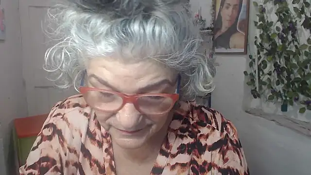 Snapshot of FunnyGrandma chatting on 10.16.25 FunnyGrandma online show from 10.16.25