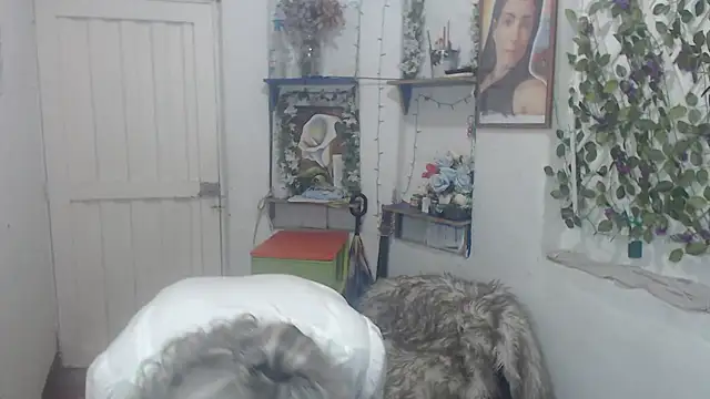 Snapshot of FunnyGrandma chatting on 10.18.25 FunnyGrandma online show from 10.18.25