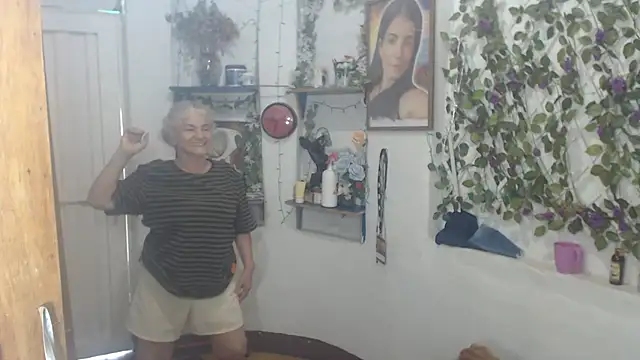 Snapshot of FunnyGrandma chatting on 07.13.26 FunnyGrandma online show from 07.13.26
