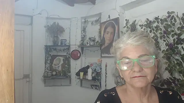 Snapshot of FunnyGrandma chatting on 07.28.26 FunnyGrandma online show from 07.28.26