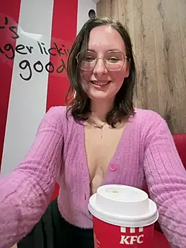 Snapshot of The_Snowwhitee chatting on 04.28.26 The Snowwhitee online show from 04.28.26