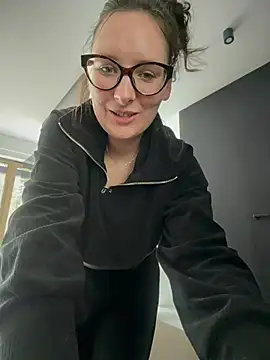 Snapshot of The_Snowwhitee chatting on 05.14.26 The Snowwhitee online show from 05.14.26