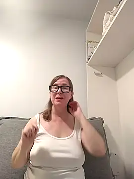 Snapshot of SweetandNaughty1 chatting on 10.27.25 SweetandNaughty1 online show from 10.27.25