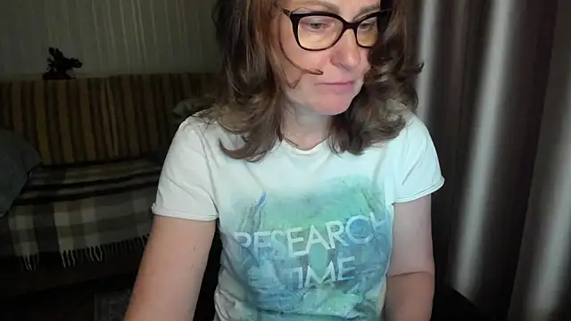 Snapshot of lauraoven chatting on 04.29.26 lauraoven online show from 04.29.26