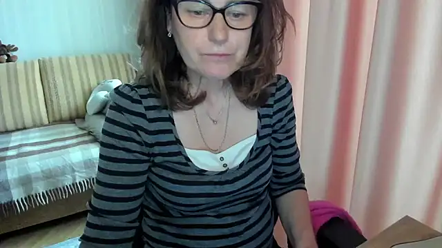 Snapshot of lauraoven chatting on 05.03.26 lauraoven online show from 05.03.26