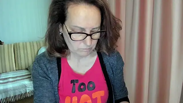 Snapshot of lauraoven chatting on 05.15.26 lauraoven online show from 05.15.26