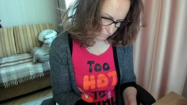 Snapshot of lauraoven chatting on 05.16.26 lauraoven online show from 05.16.26