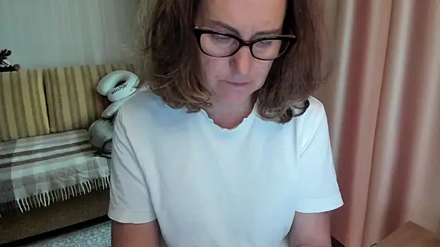 Snapshot of lauraoven chatting on 06.09.26 lauraoven online show from 06.09.26
