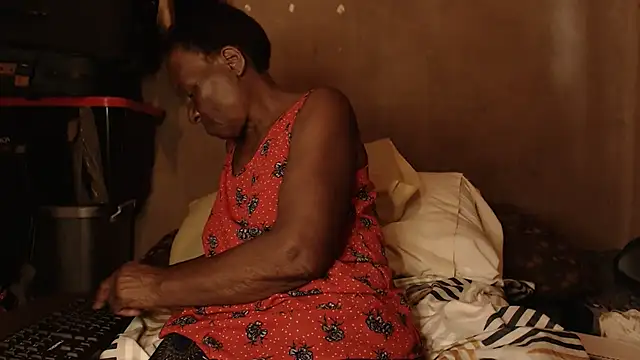 Snapshot of NaughtyGranny chatting on 02.12.25 NaughtyGranny online show from 02.12.25