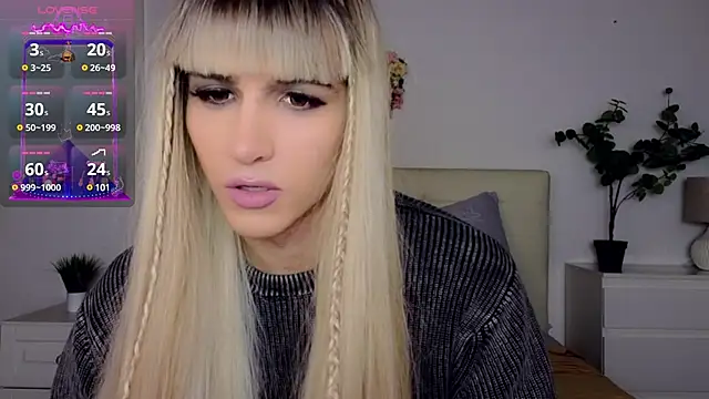 Snapshot of HelenSpellman chatting on 12.11.24 HelenSpellman online show from 12.11.24