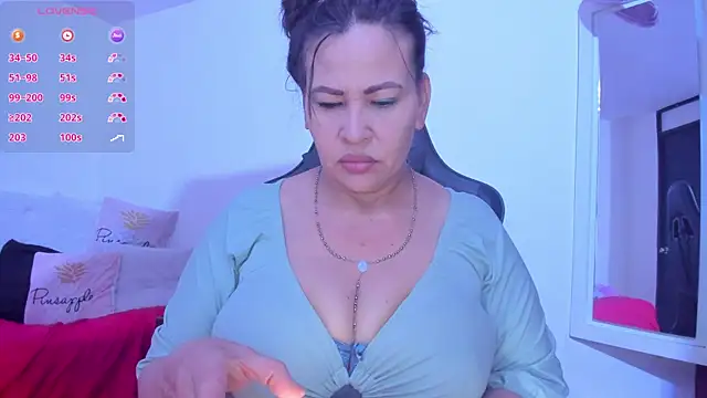 esmeralda milf online show from 01.11.25