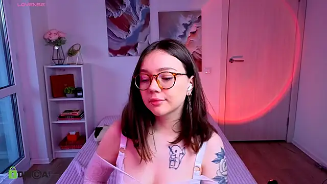 Snapshot of MilenaSaint chatting on 09.28.25 MilenaSaint online show from 09.28.25