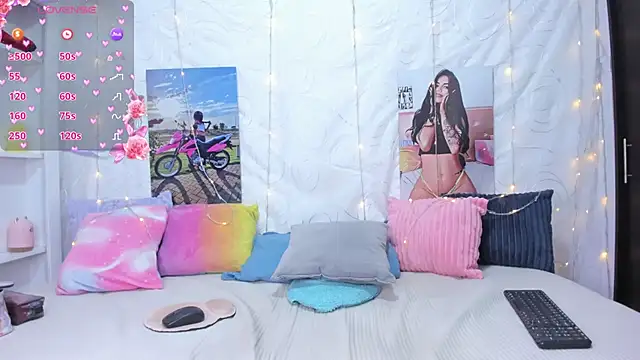 Snapshot of bianca_lindaa chatting on 10.31.25 bianca lindaa online show from 10.31.25