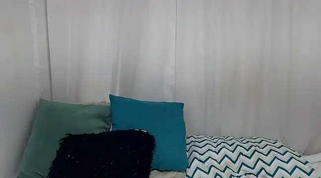 Snapshot of ninaa_fox chatting on 03.19.25 ninaa fox online show from 03.19.25