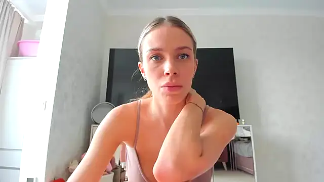 Snapshot of Iris_cherry chatting on 03.04.25 Iris cherry online show from 03.04.25