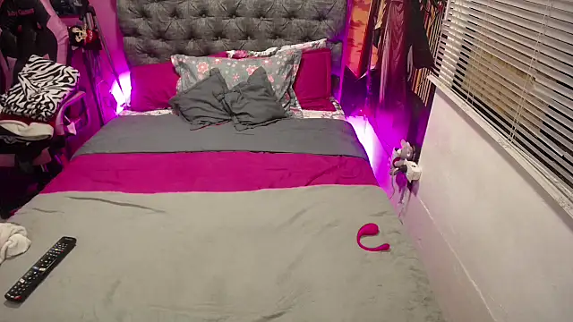 JEENEVIEVE online show from 12.04.25