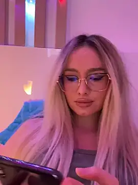 Snapshot of mollyxxx chatting on 01.22.25 mollyxxx online show from 01.22.25