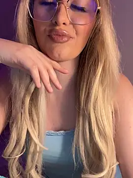 Snapshot of mollyxxx chatting on 02.09.25 mollyxxx online show from 02.09.25