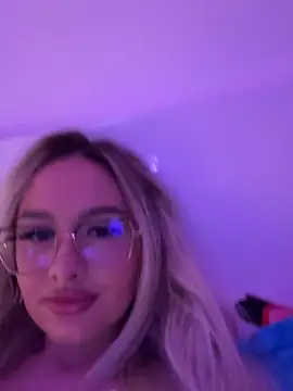 Snapshot of mollyxxx chatting on 02.11.25 mollyxxx online show from 02.11.25