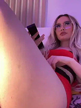 Snapshot of mollyxxx chatting on 02.13.25 mollyxxx online show from 02.13.25