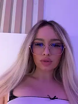 Snapshot of mollyxxx chatting on 02.14.25 mollyxxx online show from 02.14.25