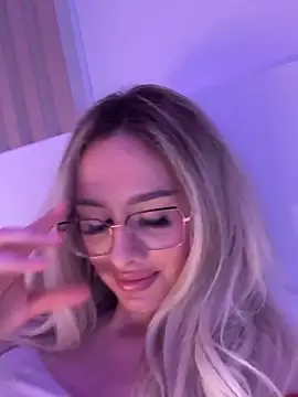 Snapshot of mollyxxx chatting on 02.16.25 mollyxxx online show from 02.16.25