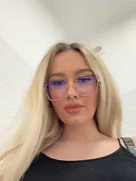 Snapshot of mollyxxx chatting on 02.18.25 mollyxxx online show from 02.18.25